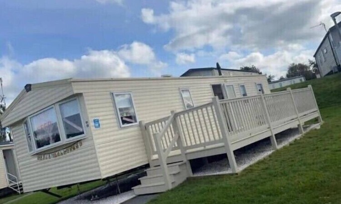 Ayr Ski Chalet | Seaside Caravan Retreat in Craig Tara