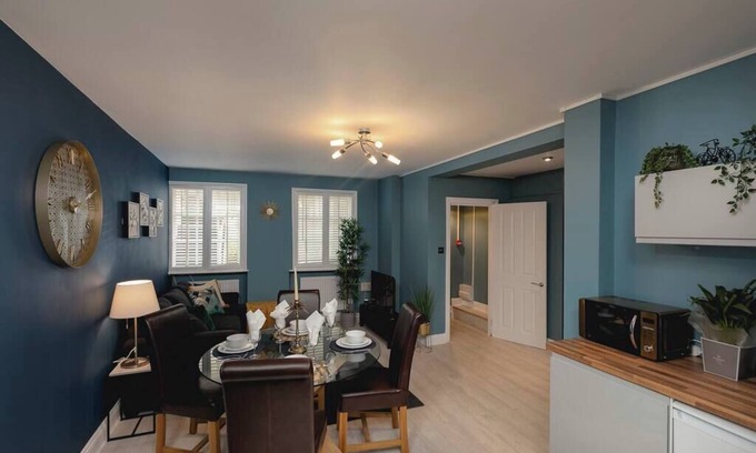 Brighton City Centre Apartment | Seaside Flat w/Patio | 2BR Near i360 & Beach