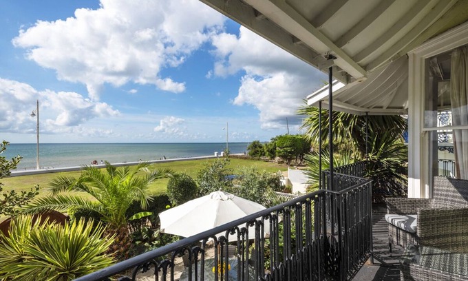 Bognor Regis Villa | Seaside Retreat - Five Bedroom Villa, Sleeps 10