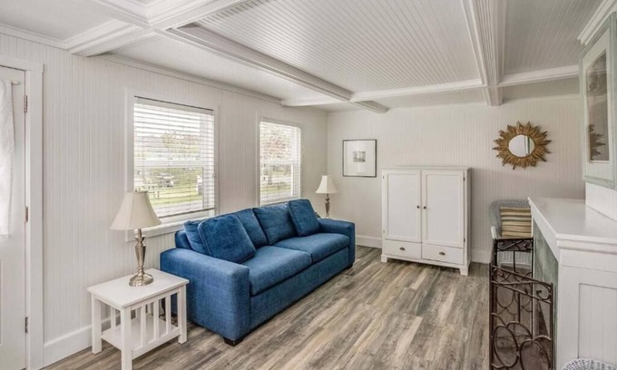 Downtown Cannon Beach Hotel | Seaside Serenity a Short Walk from Haystack Rock! Kitchenette, Parking!