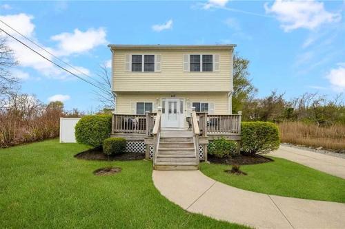 Warwick House | Seaside Serenity - Ocean view bliss near beach
