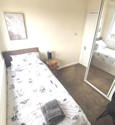 New Brighton House | Seaside single room shared bathroom