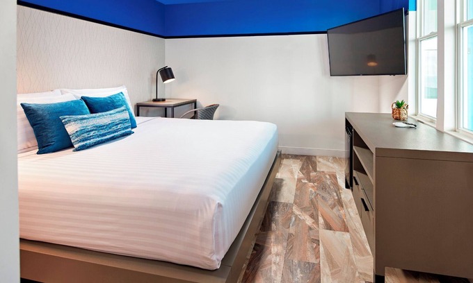 Pacific Beach Hotel | Seaside Stay in Modern Room with Picturesque Partial Ocean Views