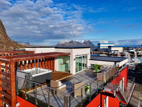 Svolvaer House | Seaview and private roof top terrace with jacuzzi in Lofoten
