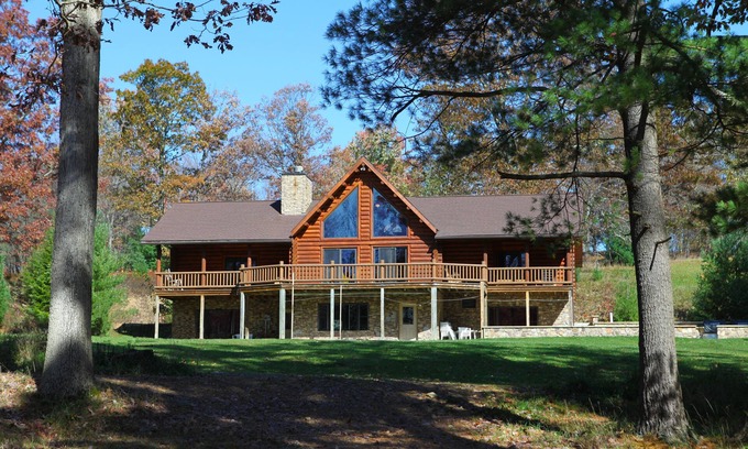 Lock Haven Cabin | Secluded lodge on top of a mountain/235 acres/9 hole golf course/Sleeps 60