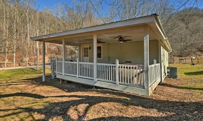 Marshall House | Secluded Marshall Cottage Hot Tub and Mountain View