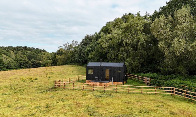 Newcastle-Under-Lyme Cabin | Secluded Off-Grid Woodland Hideaway with Scenic Trails