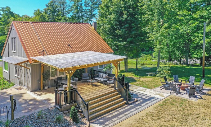 New Buffalo Cottage | Secluded Retreat, Hot Tub, Fire Pit, Wildlife Views, Near New Buffalo Beach!