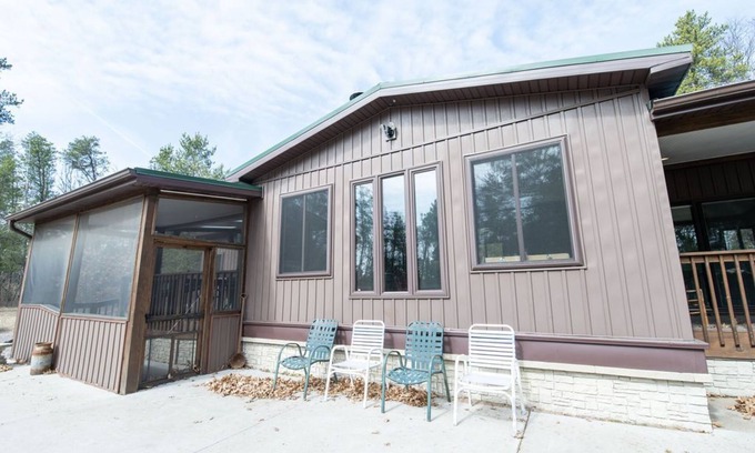 Nekoosa Cabin | SECLUDED RUSTIC RETREAT - PET FRIENDLY
