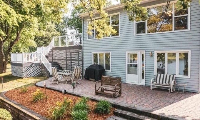Vergas House | Secluded vacation retreat w/5 bedrooms & Beautiful outdoor space on Loon Lake