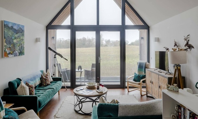 Eastbridge Cottage | SEDGE HOUSE, EASTBRIDGE, pet friendly, with a garden in Westleton