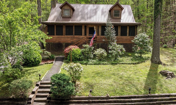 Bryson City Cabin | See Fall Colors! Firepit, Hot Tub, Minutes to SMNP/GSM Railroad/Hiking/Ziplining
