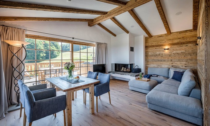 Frasdorf Apartment | Seeleben-chalet-suite 100qm, 2 Schlafzimmer, Wohnraum mit Küche, Kamin und Bad mit Sauna, Terrasse mit Whirlpool