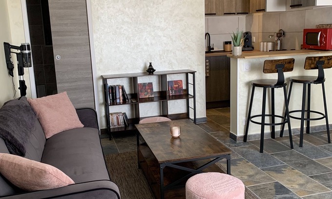 L'Abergement-Sainte-Colombe Apartment | Self-contained apartment with garden and swimming pool