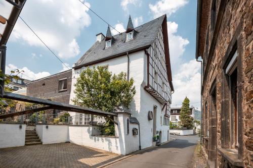 Ellenz Apartment | Seminarhaus Heim Retreat, Fachwerkhaus von 1451, Yoga, Naturgarten für 10 Personen