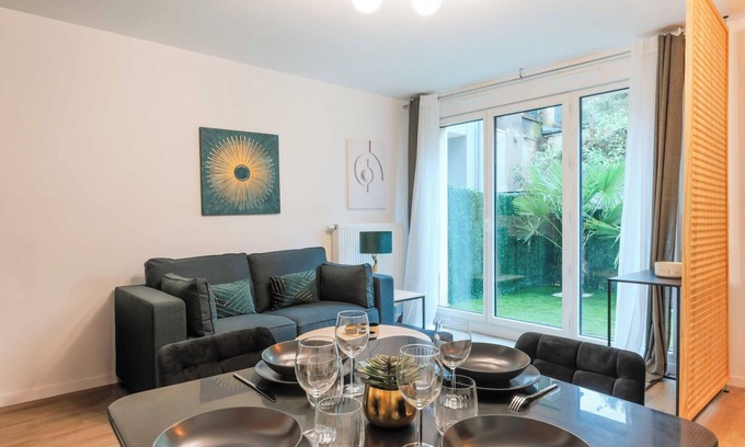 Montreuil Apartment | Serene break with terrace on the outskirts of Paris