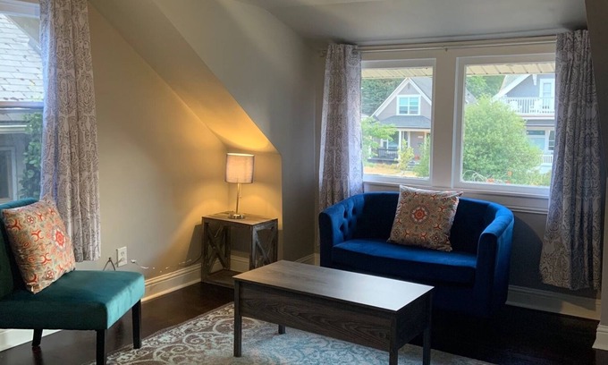 Hilltop Apartment | Serene in the City