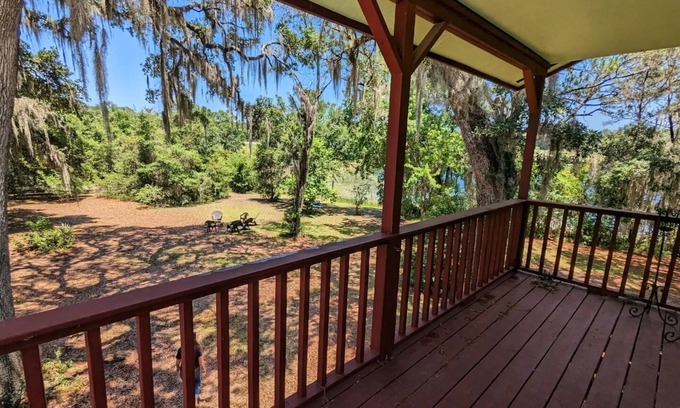 Edgar House | Serene Lake House: Nightlife & Wildlife Nearby