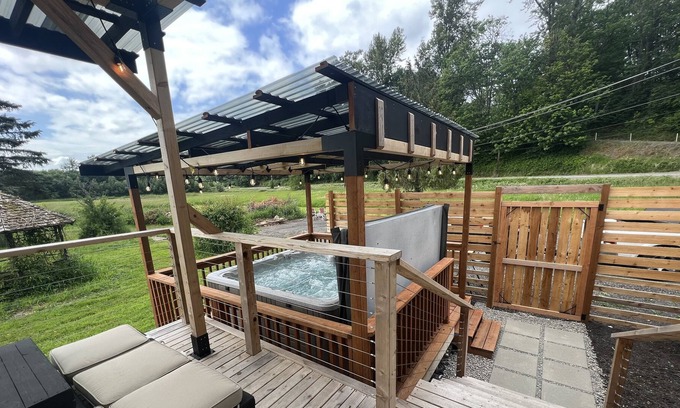 Arlington Cabin | Serene Luxury Cabin Retreat - Hot Tub, Fire Pit, Patio, Close to Trails/ River