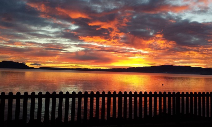 Rotorua Cottage | Serenity on the edge of the lake