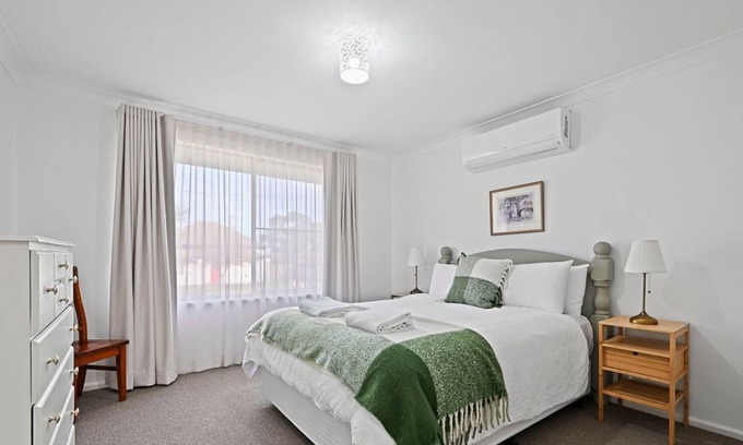 Orange East House | Serenity - Short Drive to CBD, Firepit