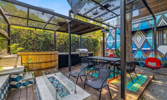 South Lamar House | Serenity Spaces in S Lamar - Sauna/Hot tub/Firepit