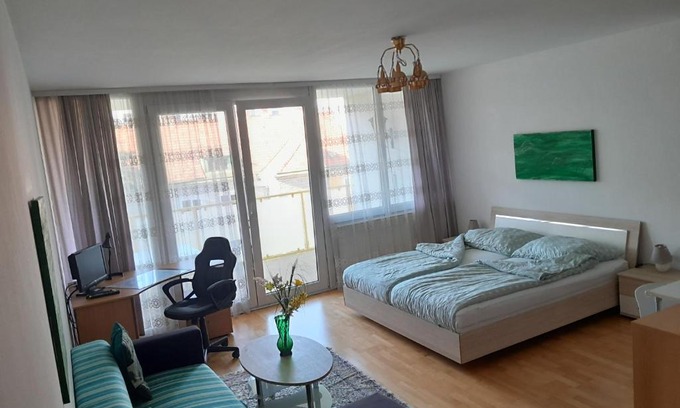Donaustadt Apartment | Serviced Apartment with Sunny Balcony
