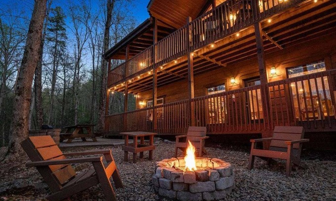 Gatlinburg - Pigeon Forge Villa | Sevierville 127 - Seven Bedroom Villa, Sleeps 14