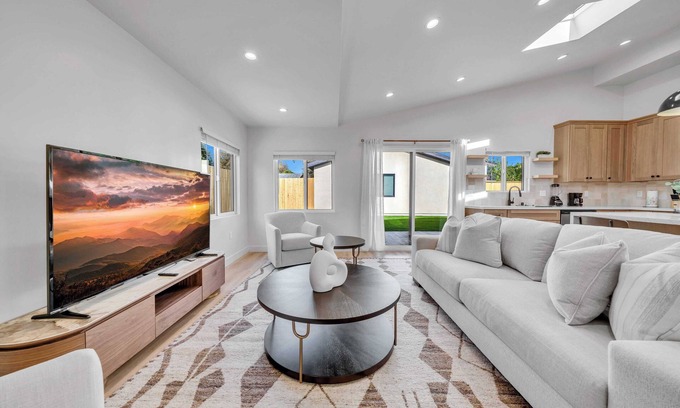 Van Nuys House | SFV Family Value! Garage Access|Sprawling Yard|Month-to-Month|Pet Haven #42315