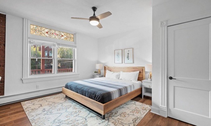 Shadyside Apartment | Shadyside/Pittsburgh, Modern & Accessible 2 Bedroom with Free Parking