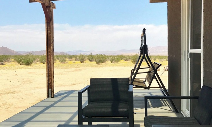 Joshua Tree Cabin | “Shangri-La” Mid-Century Mod Cabin with cowboy hot tub and sunset mountain views