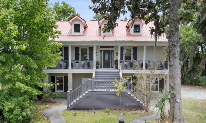 Thunderbolt House | Shangri-La @ Thunderbolt: 5 Bedrooms On Vernon St!
