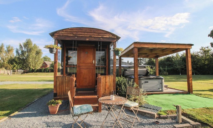 Longford Cottage | SHARON'S SHEPHERD HUT, pet friendly, with hot tub in Knockin