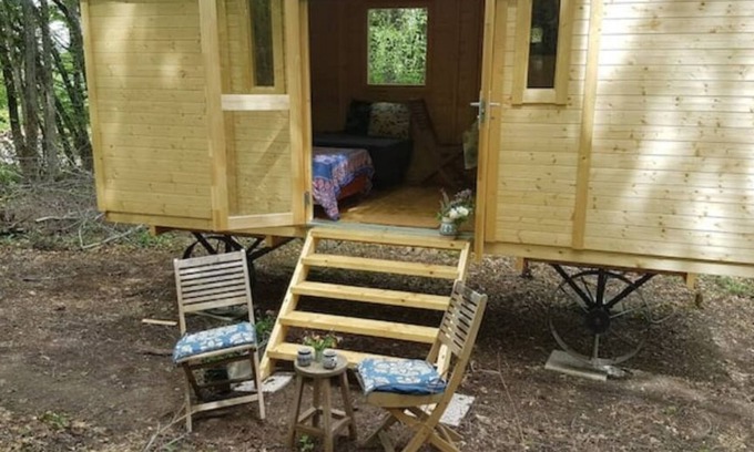 Sougeres-en-Puisaye Cottage | Shepherds hut in a green setting near Guèdelon