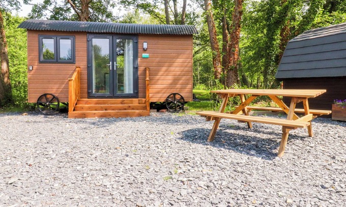 Knott End-on-Sea Cottage | SHEPHERDS HUT 2, romantic, country holiday cottage in Garstang