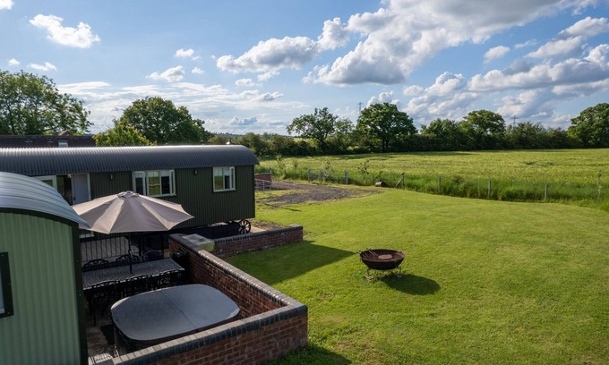 Alcester House | Shepherds View at Oaks Barn Farm with optional salt water hot tub nr Stratford.