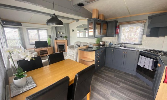 Chapel Saint Leonards House | Sherwood 472 - central heating, Pet friendly, WiFi, bed linen - Golden Palm Resort - Meadow Lakes Caravan & Lodge Hire
