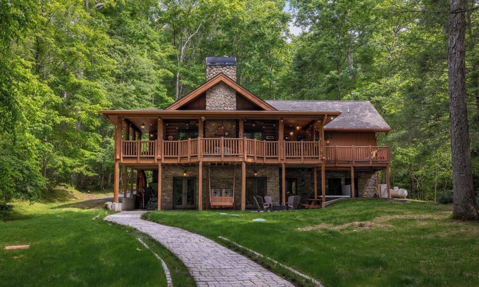 Ellijay Cabin | Shine on the Cartecay Hot Tub + Game Room Hammocks & Fire Pits