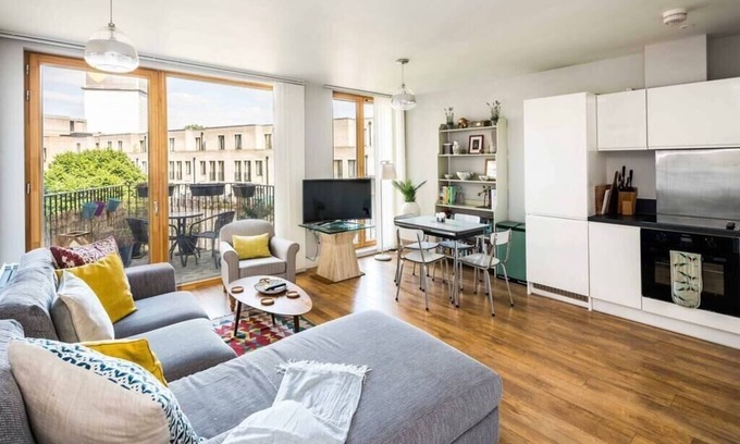 Notting Dale Apartment | Shiny and Comfy stay with Underground links nearby!