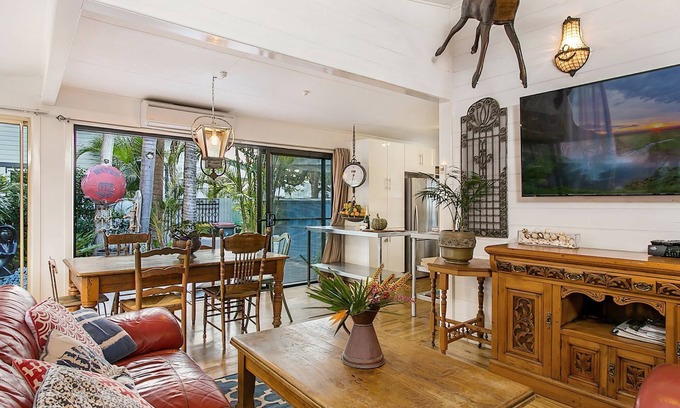 Byron Bay House | Shirley Blue Pet Friendly walking distance to dog beach and town Centre.