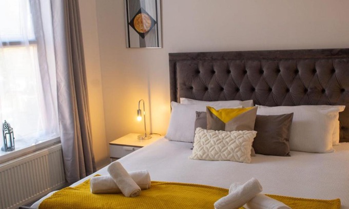 Acocks Green House | SHM Stays HS2 workers Great for long term stays & Short Stays, 15 min drive to City Centre & Airport 2 min walk to Shops and Train Station