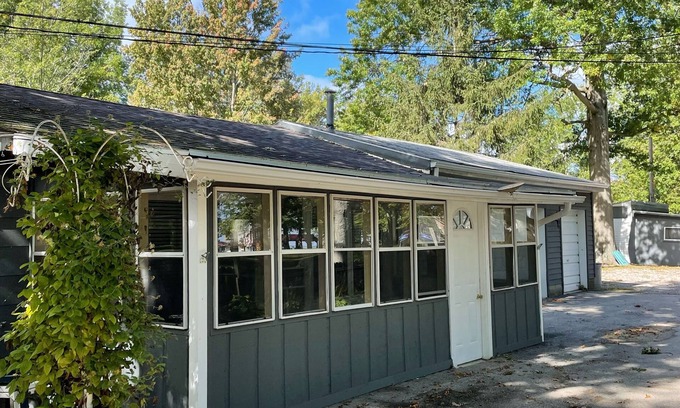 Ashtabula Apartment | Shore Cliff Cottages Unit 5