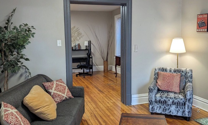 St. Louis Apartment | Short-term rental/Furnished private 1BR unit/Near Hospitals & major attractions