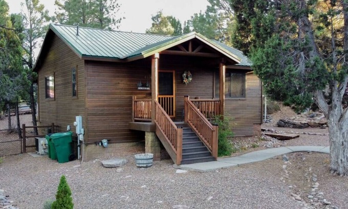 Show Low Cabin | Show Low Cottage Hideaway-Cozy Cabin w/Fireplace
