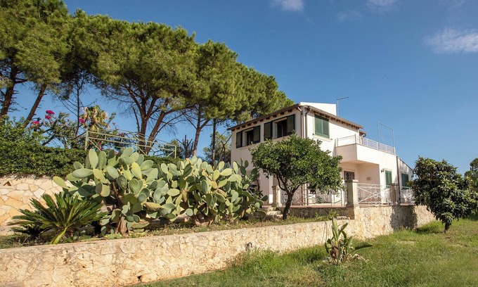 Isola Villa | Sicily at its best: Beautiful Villa Gialla with pool, close to sandy beaches