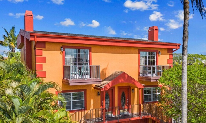 Siesta Key Village Apartment | Siesta Key Village, Heated Pool, Beach Access 4 min Walk, 8bdr