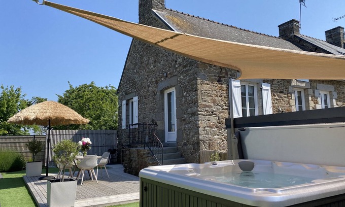 Pleudihen-sur-Rance House | Signature gîte/Private spa for lovers near Saint-Malo and Dinan