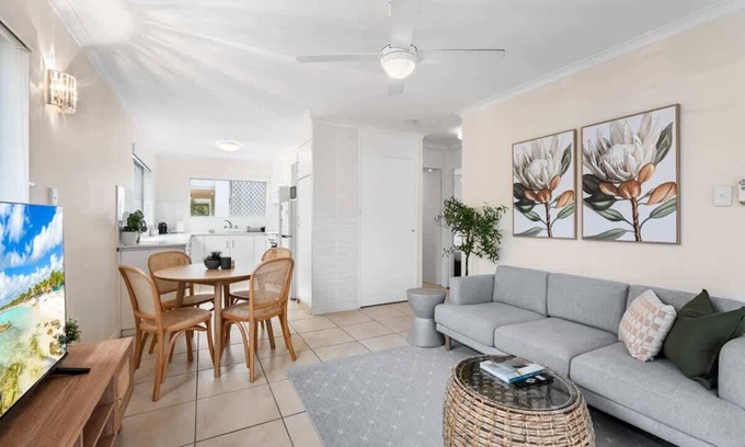 Surfers Paradise Apartment | Simple Pet-Friendly 2BR Near Beach & Tram with AC