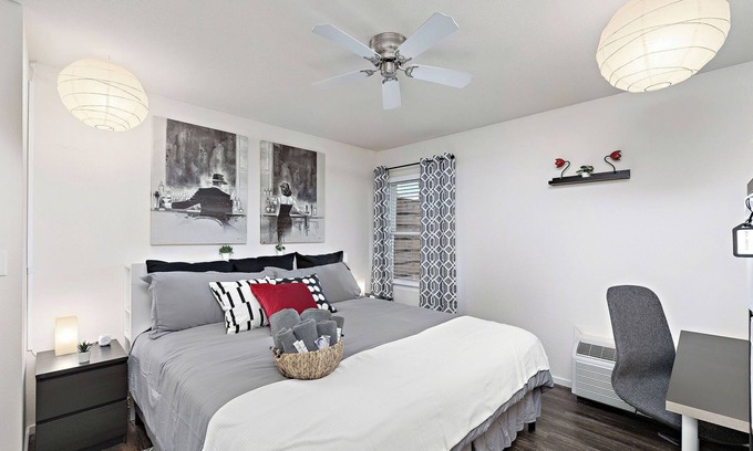 Prairie Village Apartment | Sinatra's Escape King Bd Fast WiFi Dedicated Parking and Workspace Accessible