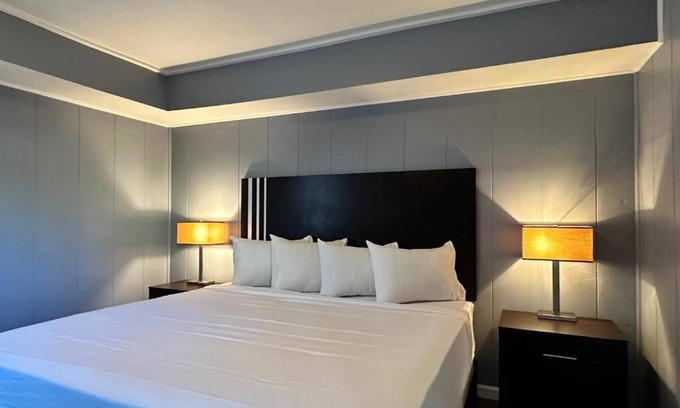 Saratoga Springs House | Single King Room - SKR